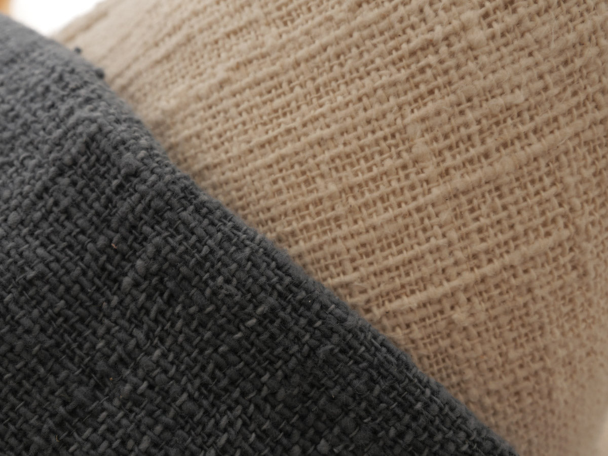 Hausse de coussin tissé main en coton recycléHandloomed cushion cover, natural recycled handspun cotton. 