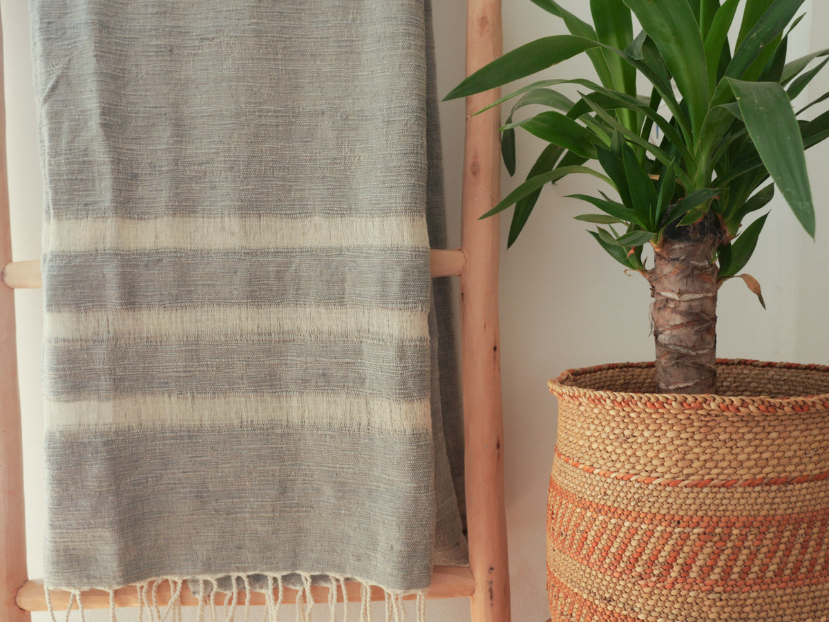 Plaid en coton recyclé, tissé main. Hand spun, hand woven cotton throw. Main image