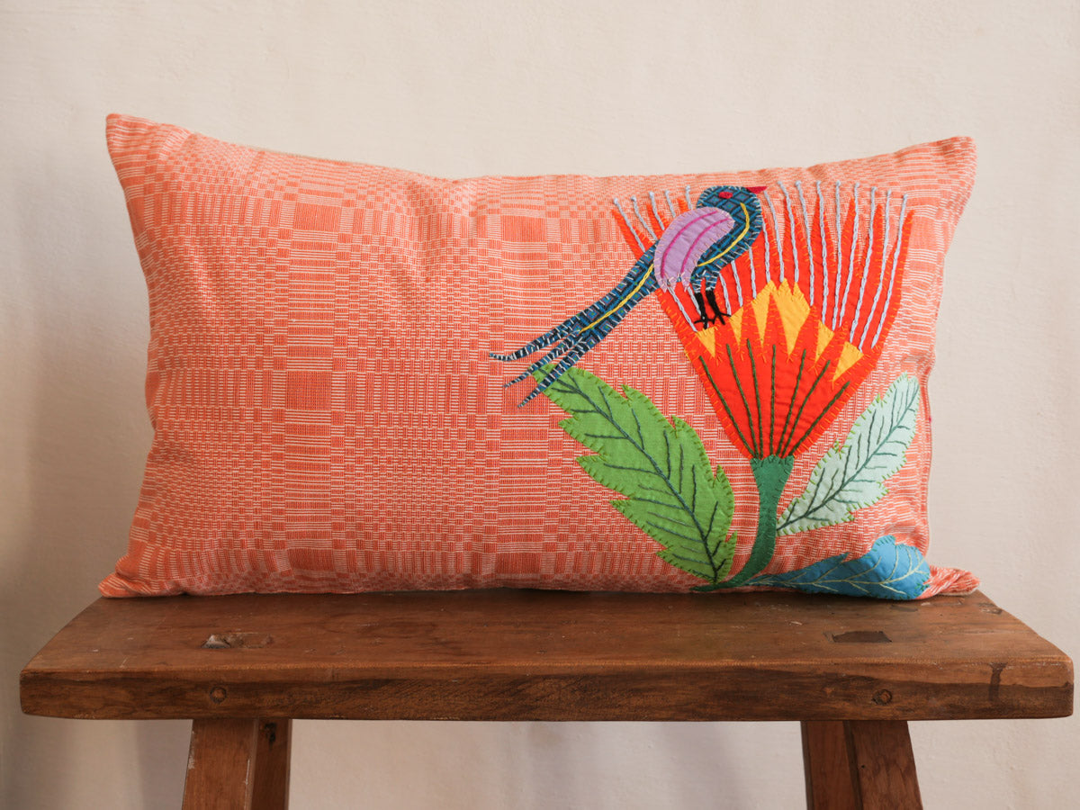 Coussin tissé main avec des brodéries en appliqué. Main image