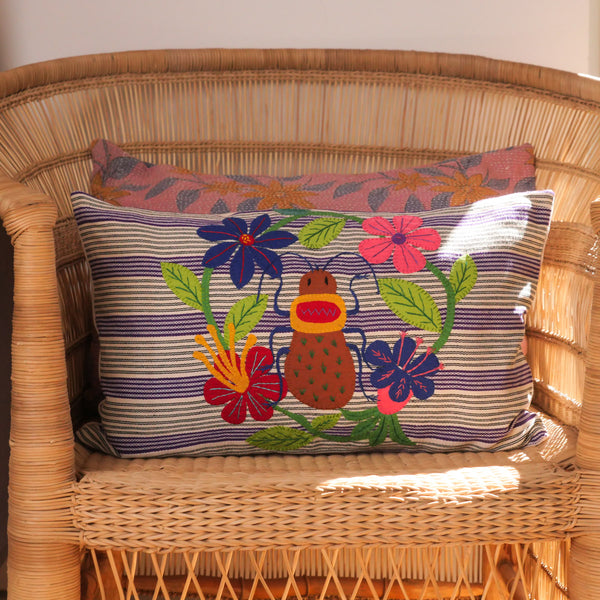 Coussin insecte jardin tissé et brodé main