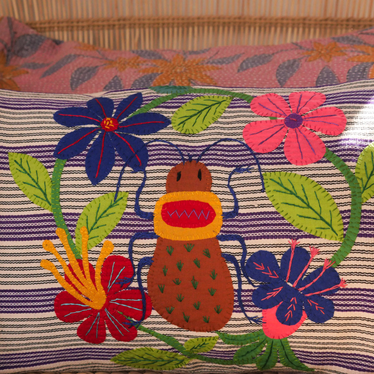 Coussin insecte jardin tissé et brodé main