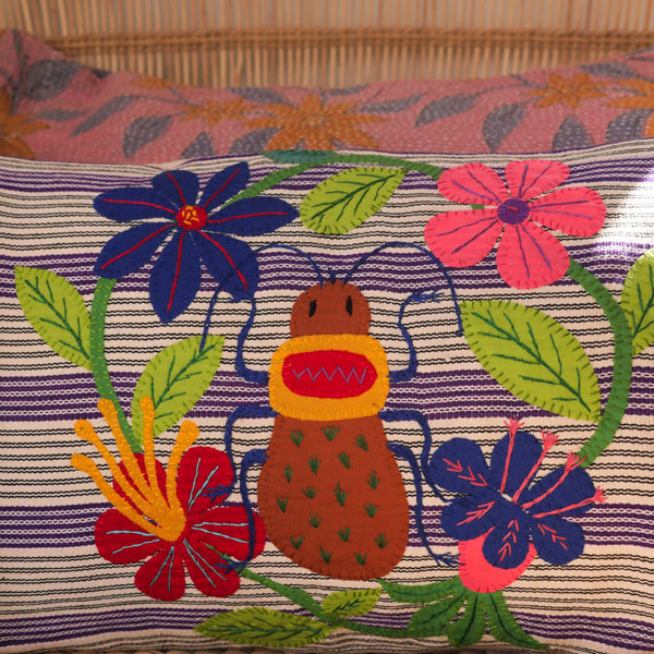 Coussin insecte jardin tissé et brodé main