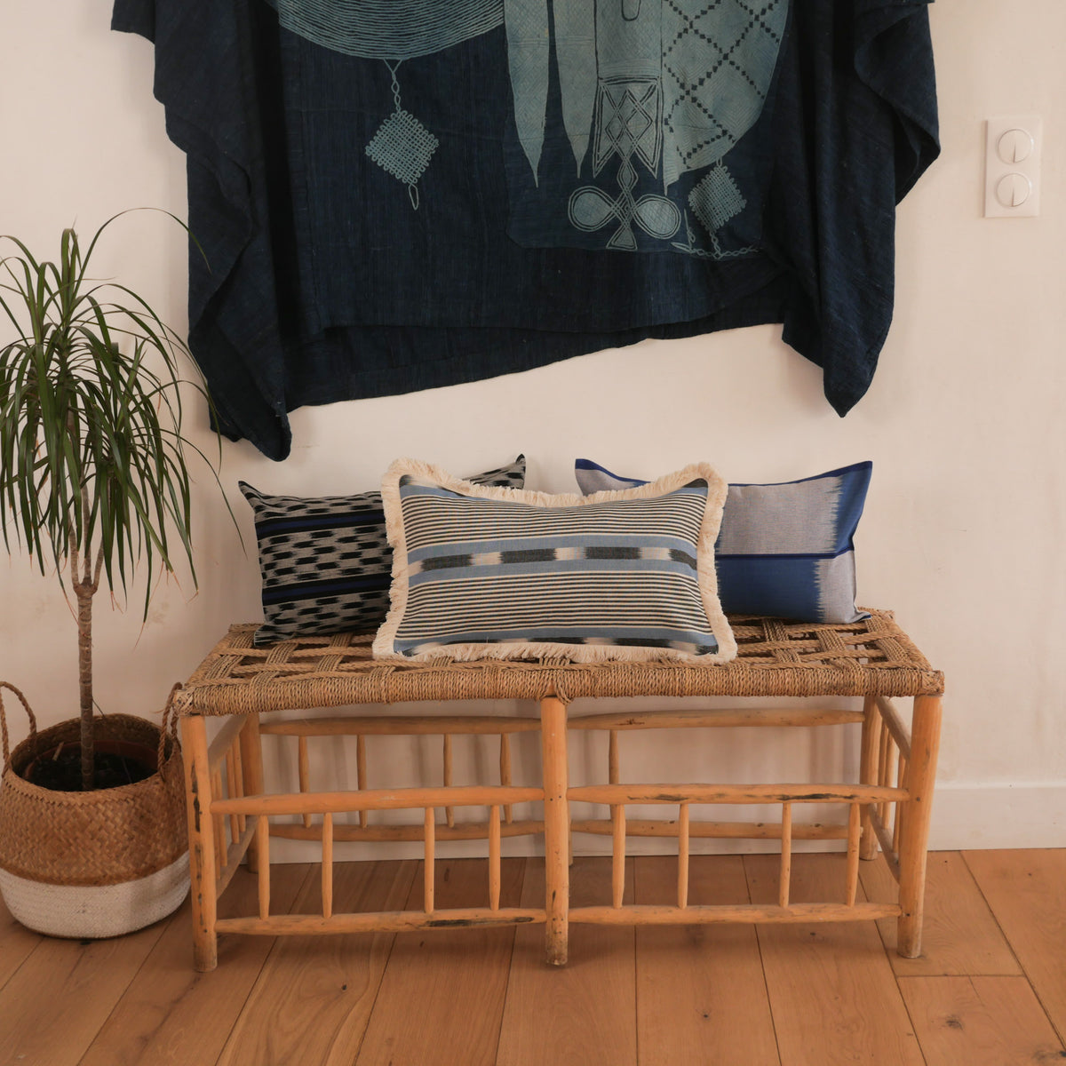 Coussin en coton tissé à la main, bordé d'une frange duveteuse et doublé de lin irlandais. Main image