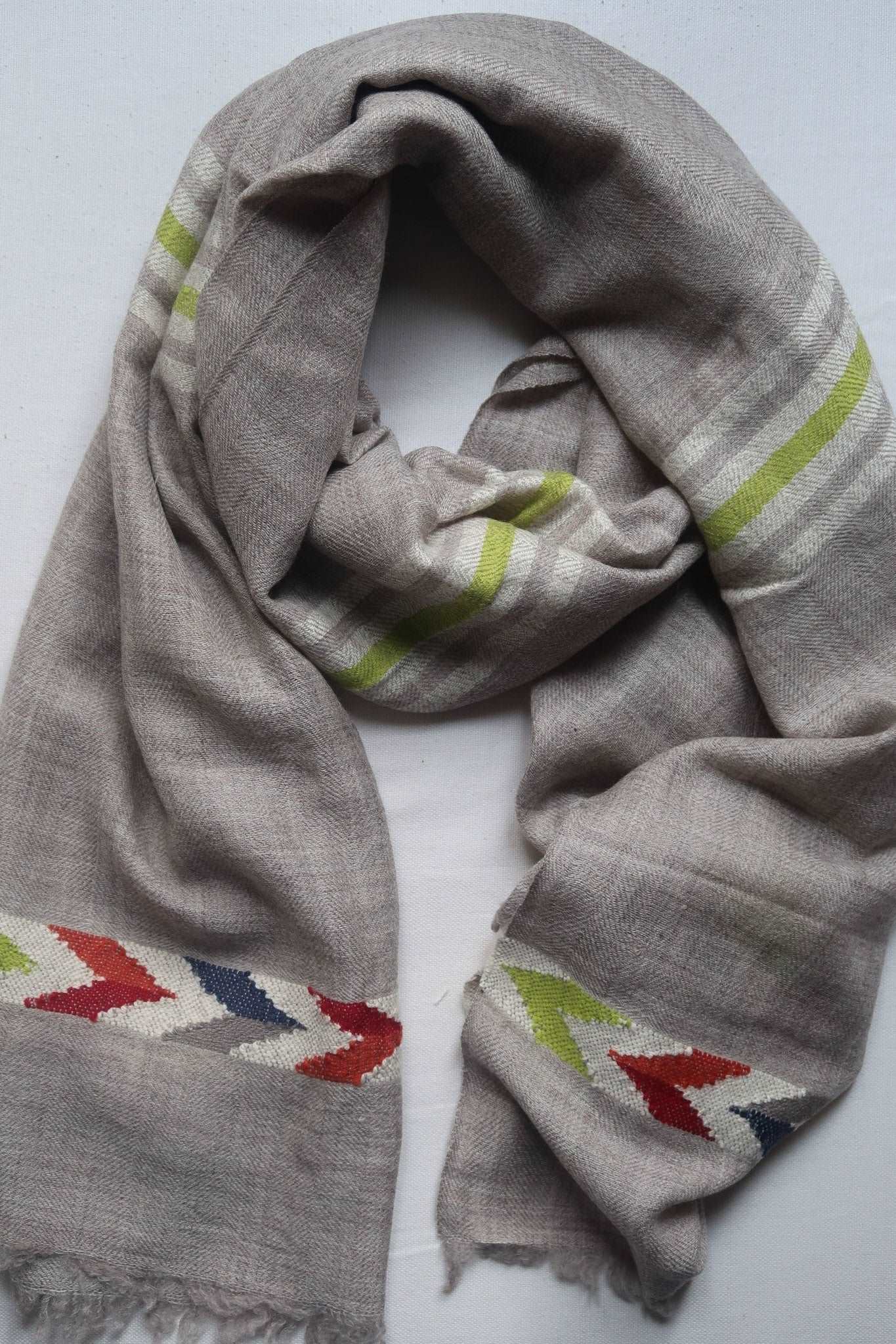 Hand loomed scarf. Pashmina and fine wool mix. Echarpe en pashmina et laine fin.