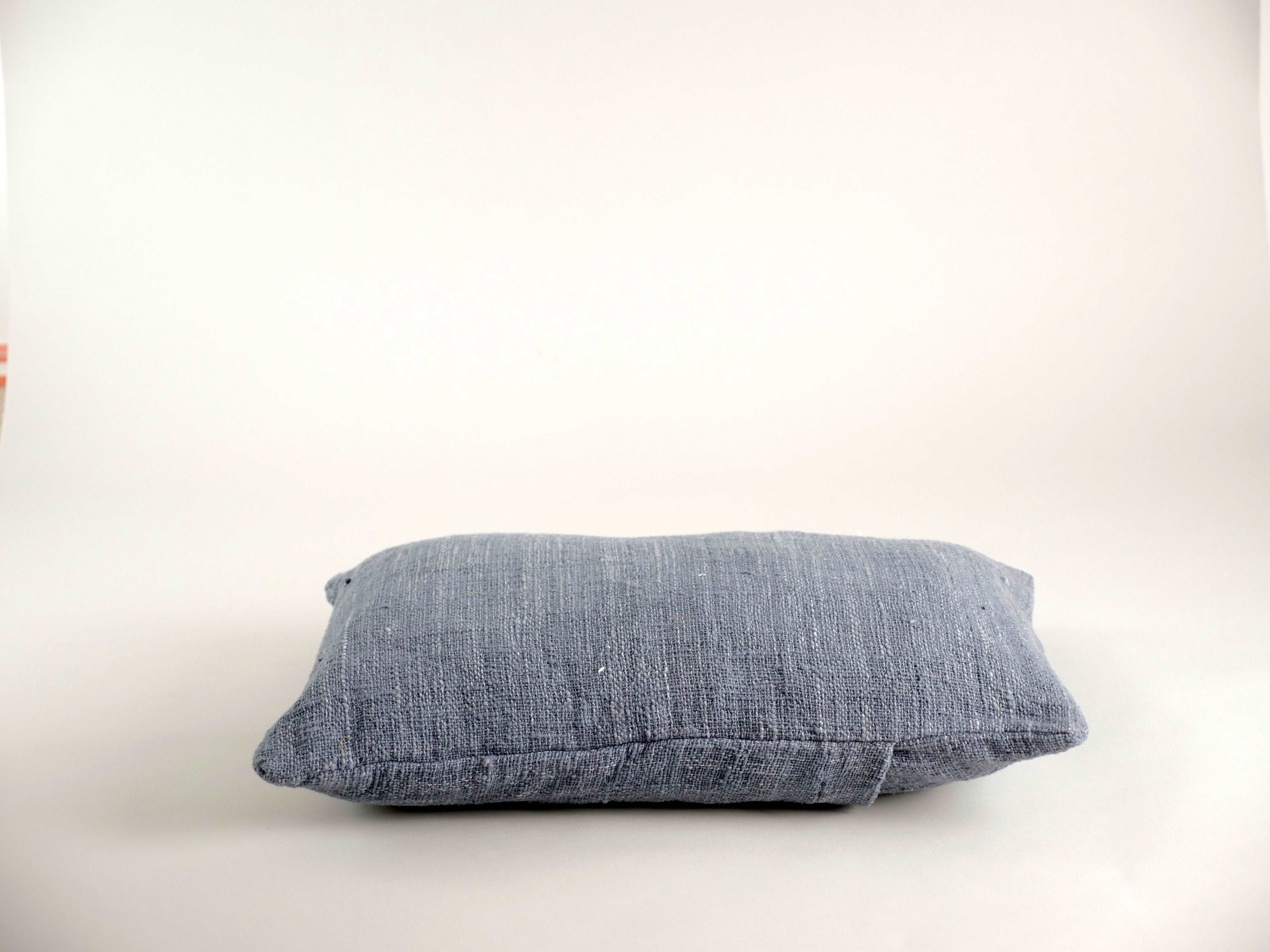 Cushion cover in handloomed recycled cotton. Indigo. 