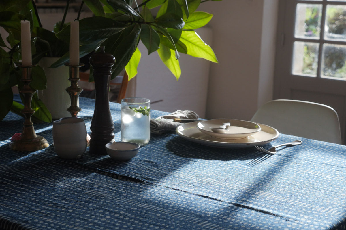 Epais coton couverture tissé à la main, teint avec des motifs carreaux d'indigo dans un style rustique. Peut être utilisé comme jeté, ou comme nappe de table Main image