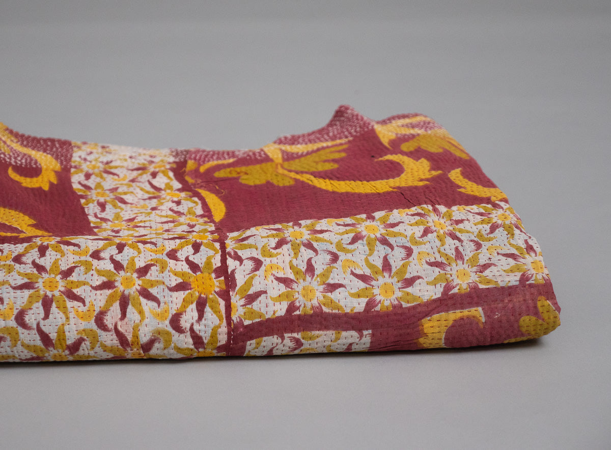 Kantha couvre lit en coton recyclé.